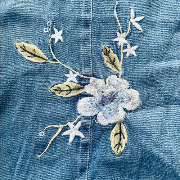 Denim Embroidered Wildflower Romantic Whimsical Floral Sleeveless Button Up Top - Picture 3 of 5